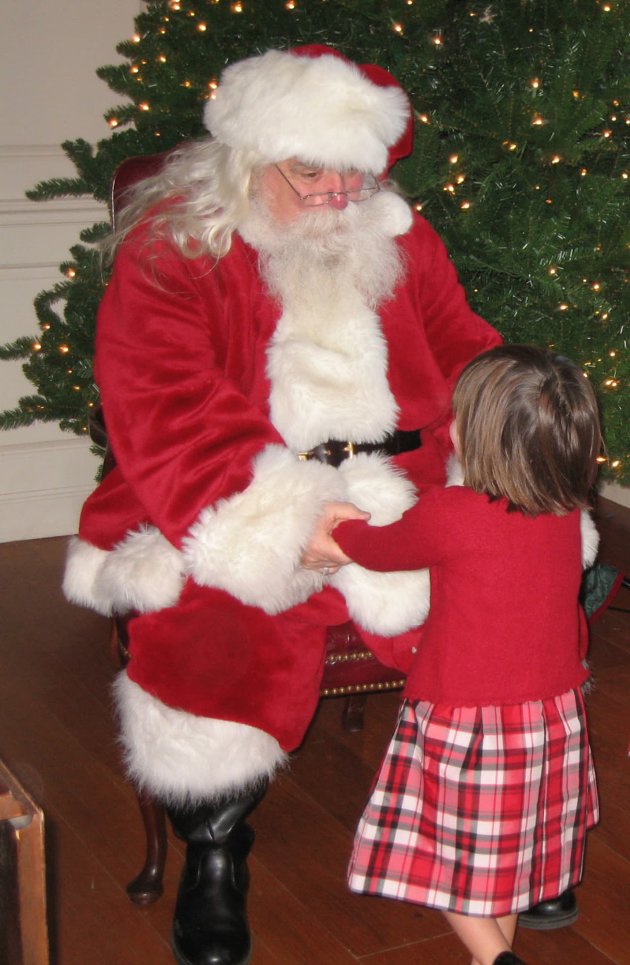 Mom’s Morning In welcomes Santa Claus and the little ones Friday 8 to the Darien Community Association.