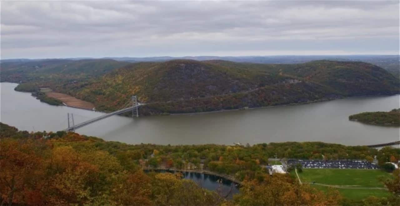 A woman jumped to her death in an apparent suicide Tuesday off the Bear Mountain Bridge Tuesday.