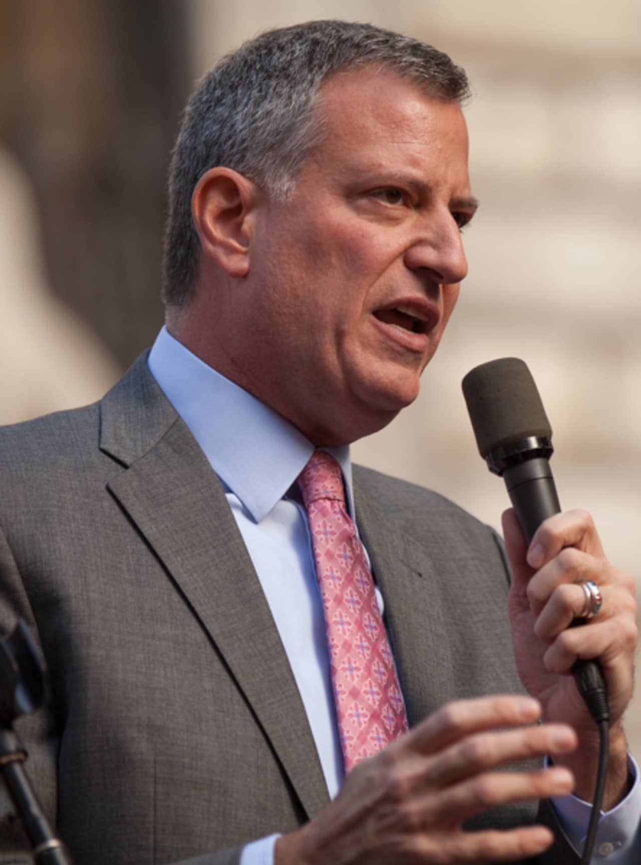 New York City Mayor Bill de Blasio believes that New York City residents should be allowed at Long Island beaches.