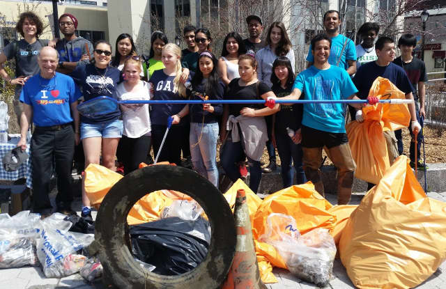 Volunteers from the 2015 Saw Mill River cleanup.