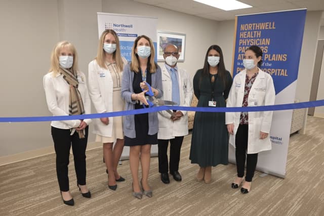 Eileen Egan, Dr. Marta Sheremeta Vismer, Dr. Marla Koroly, Dr. Lokesh Gopala Reddy, Dr. Hennessy Mateo Skehan, and Dr. Heather Laura Klavan cut the ribbon to officially open Northwell Health Physician Partners (NHPP) at White Plains.