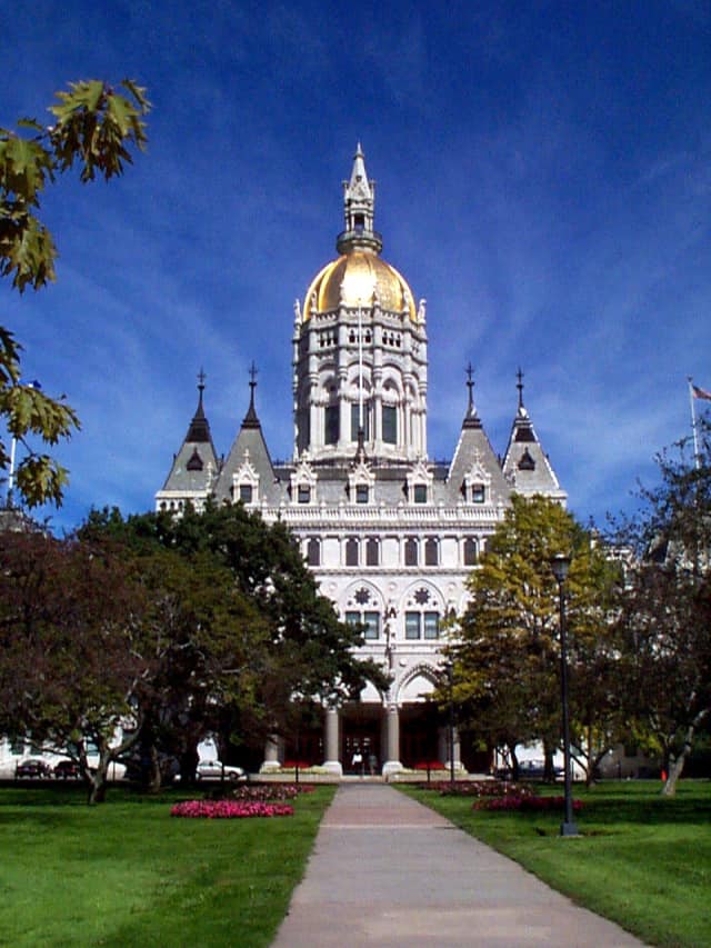 The state House and Senate have approved a bill to raise the minimum wage in Connecticut to $10.10 an hour.