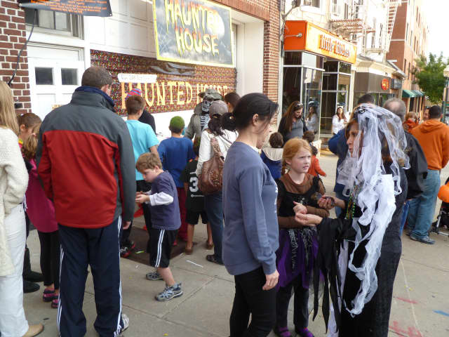 Sign up to volunteer for the Mamaroneck Chamber of Commerce Spooktacular 2013.