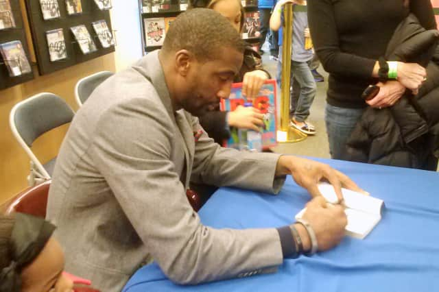 Knicks Star Stoudemire Signs New Book In White Plains White