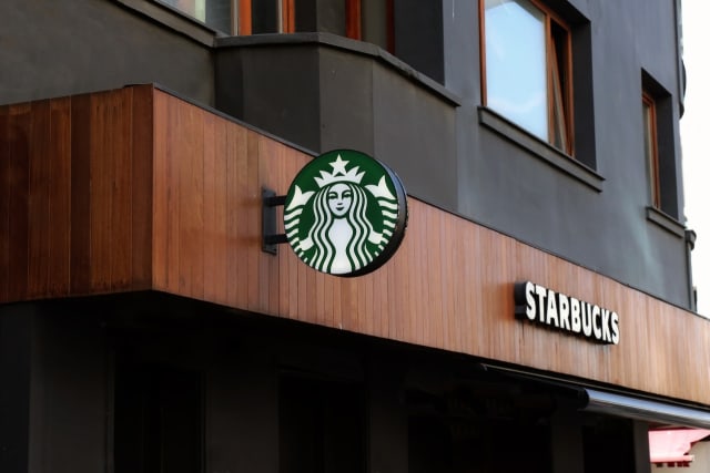 Starbucks announced that it will no longer require its employees in the United States to get vaccinated against COVID-19.